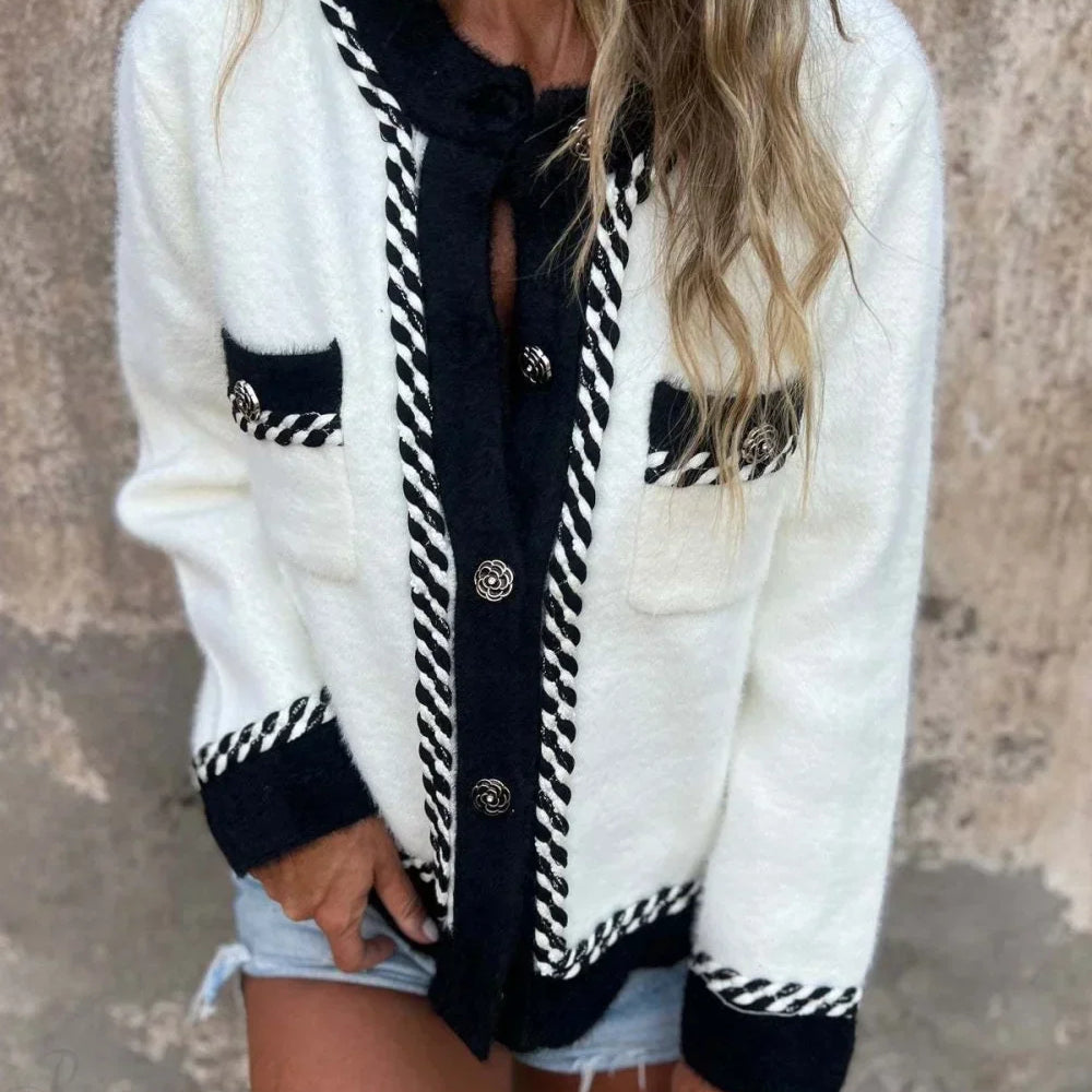 Elegáns és sikkes gyapjúkabát színes blokkokkal és gombos zsebekkel