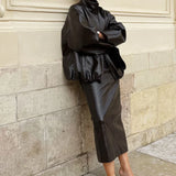 Elegáns midi szoknya hasítékkal PU műbőrből