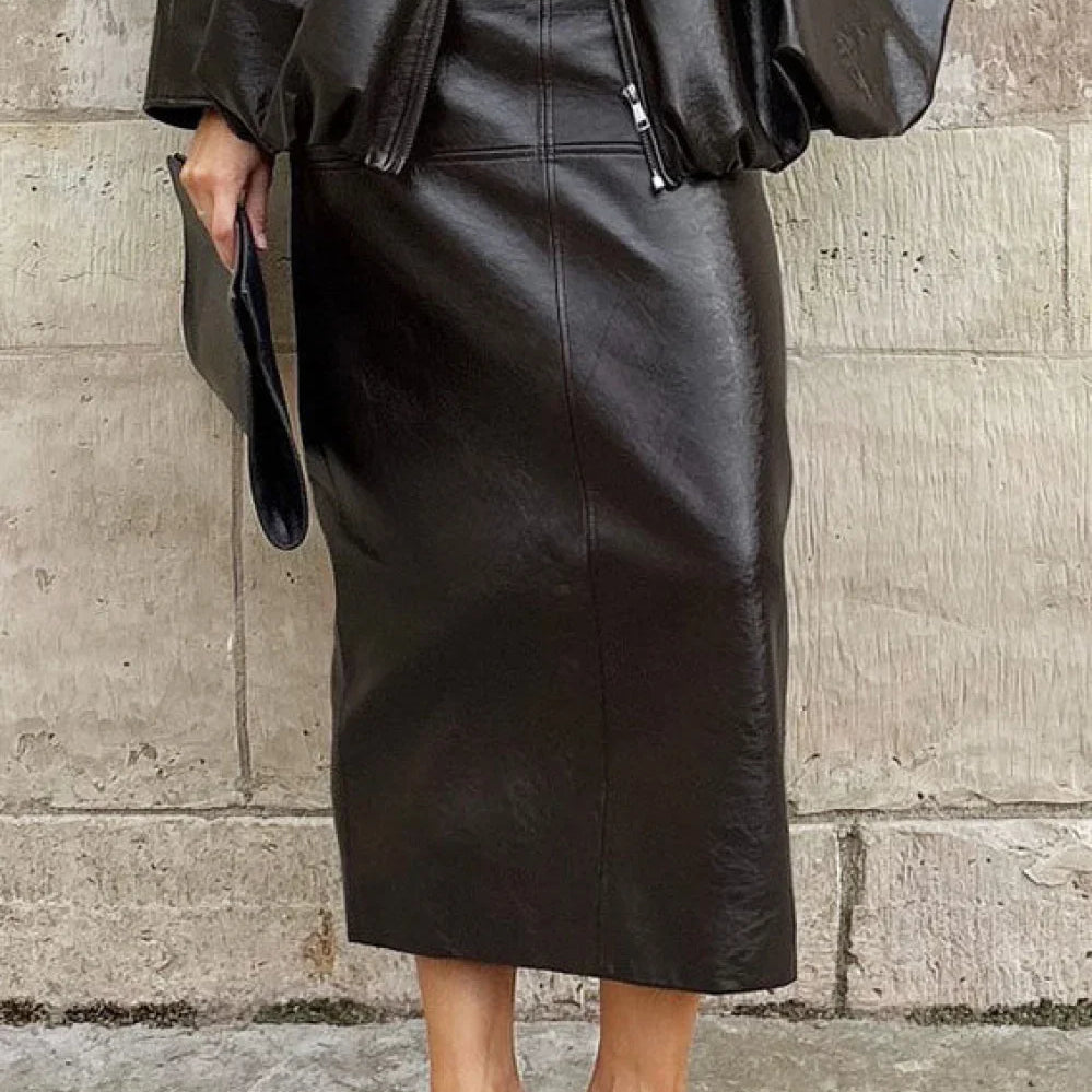 Elegáns midi szoknya hasítékkal PU műbőrből