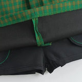 Alacsony derekú, kockás szoknya, betűkkel hímezve