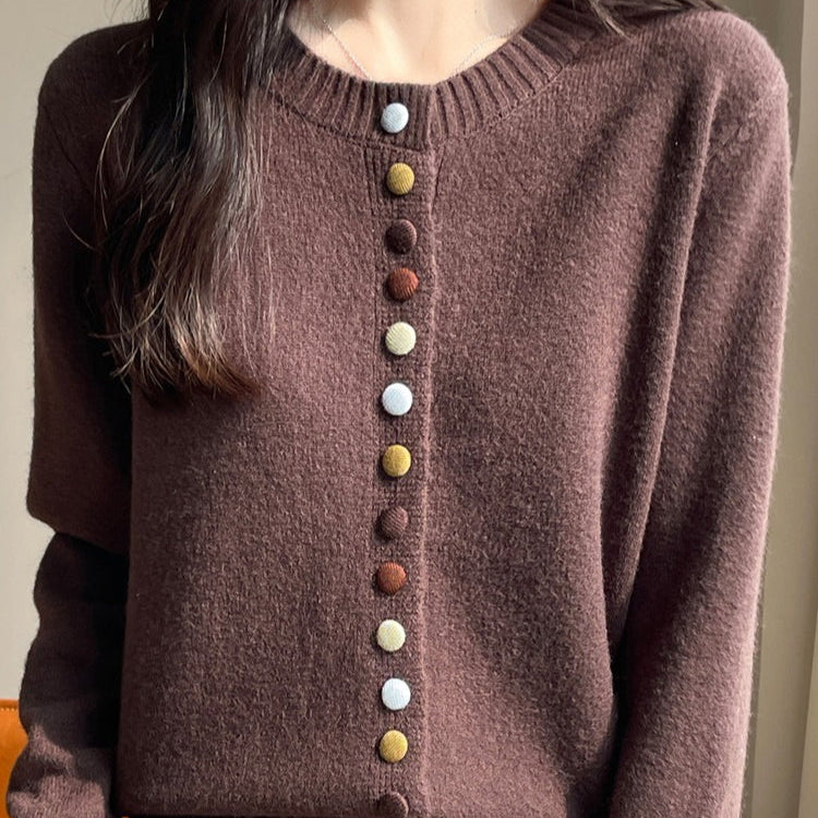Egyszínű bársony kardigán színes gombokkal