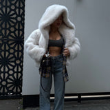 Rövid fehér kabát műrókaprém kapucnival