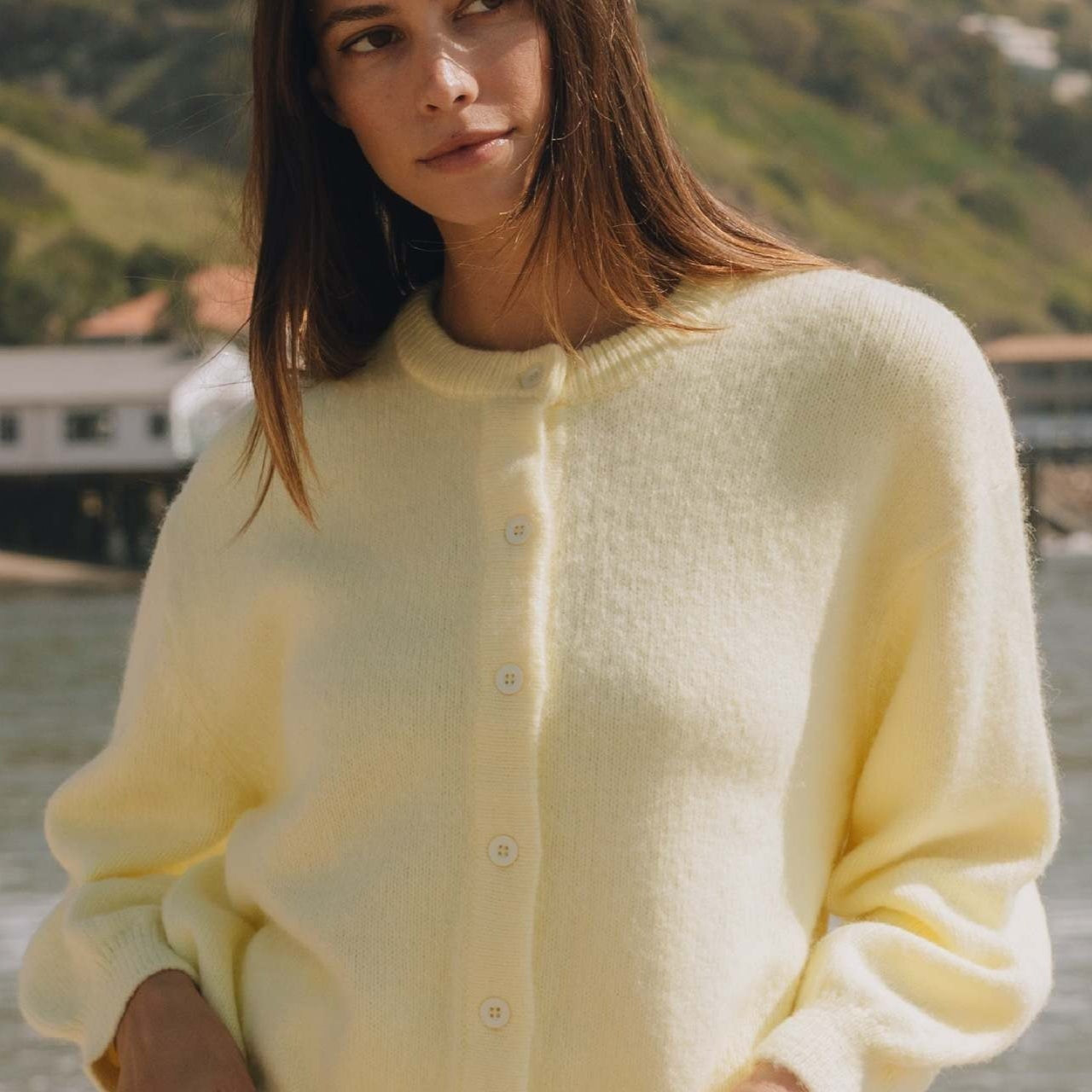 Laza, egyszerű kötésű kardigán hosszú, gombos ujjakkal