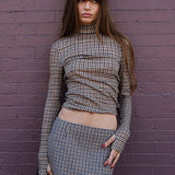 Elegáns, kétrészes, kockás öltöny, karcsúsított és rendezett szabással