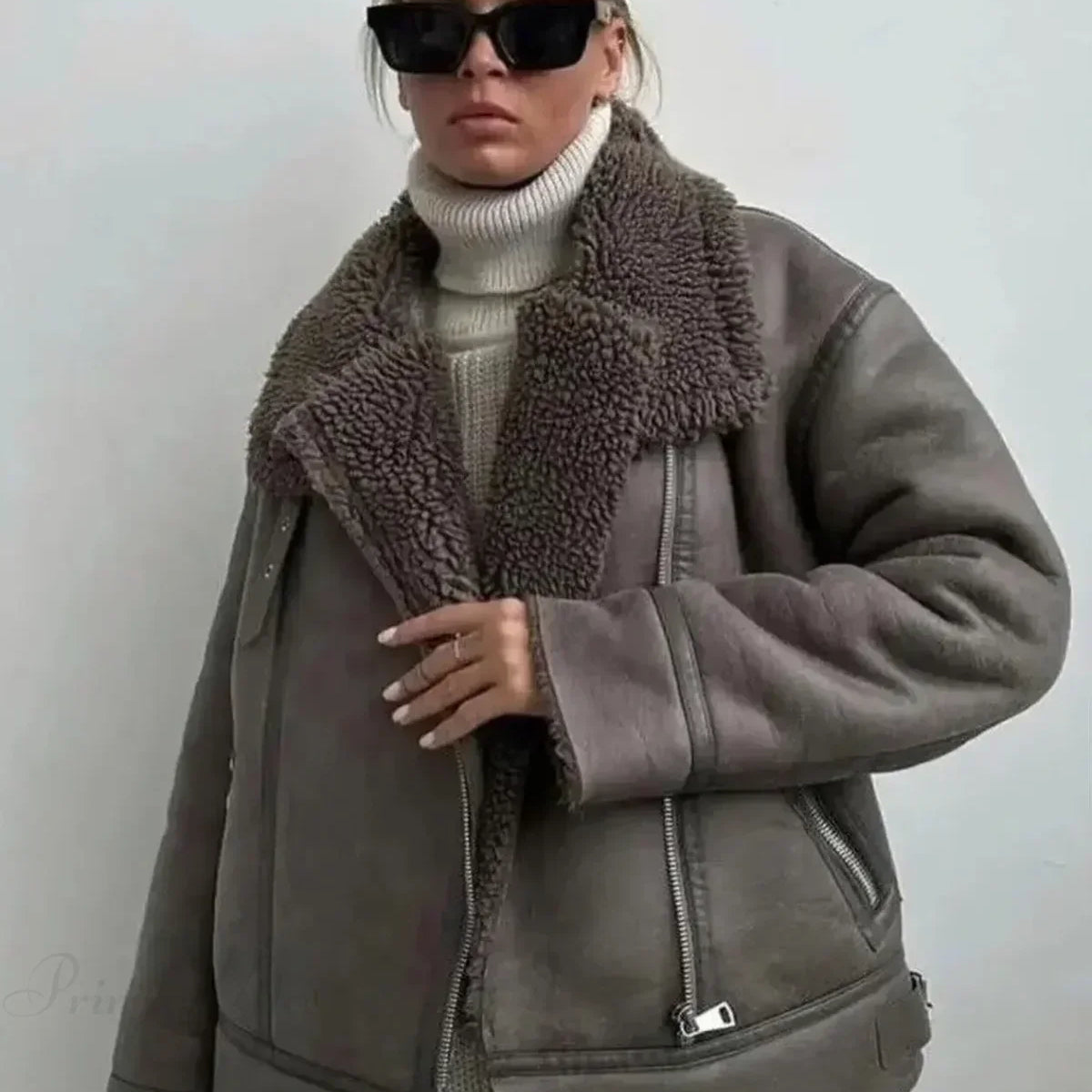 Hosszú ujjú, műszőrme hajtókás, lezser kabát