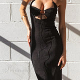 Hát nélküli ruha kivágásokkal és keresztbe megkötőkkel