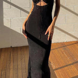 Hát nélküli ruha kivágásokkal és keresztbe megkötőkkel