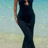 Hát nélküli ruha kivágásokkal és keresztbe megkötőkkel