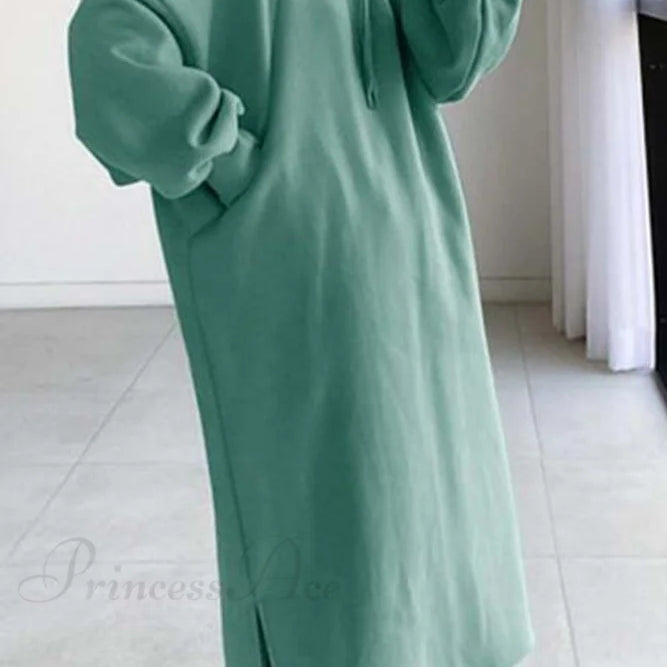 Kapucnis pulóverruha ejtett vállakkal