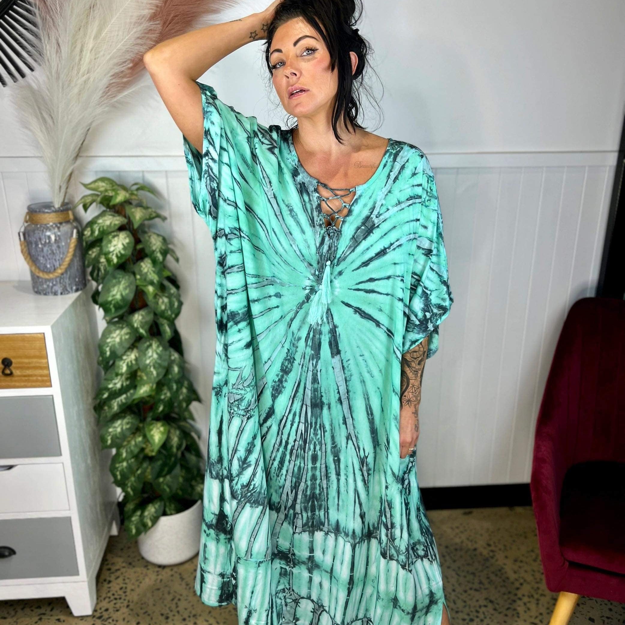 Női kaftán ruha - bő szabású - batikolt minta - fűzős gallér - rövid ujjú