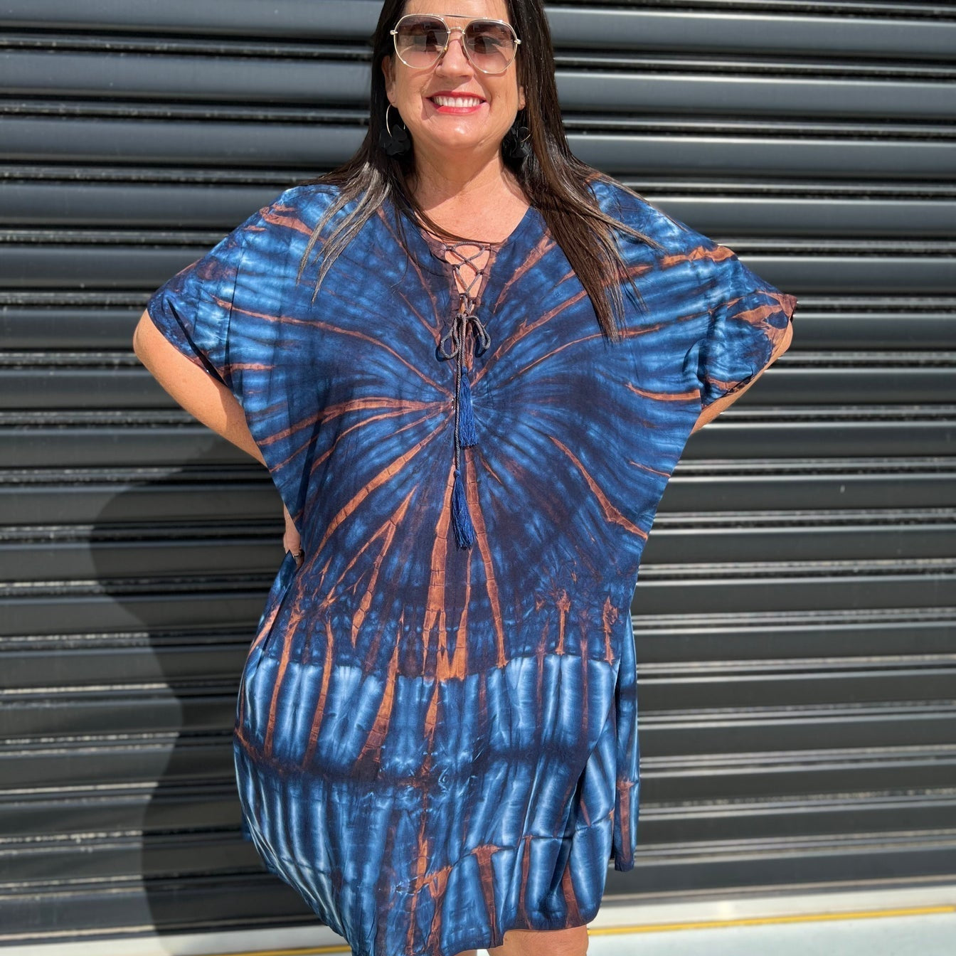 Női kaftán ruha - bő szabású - batikolt minta - fűzős gallér - rövid ujjú