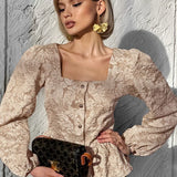 Elegáns blúz puffos ujjakkal, szögletes gallérral és jacquard anyaggal.