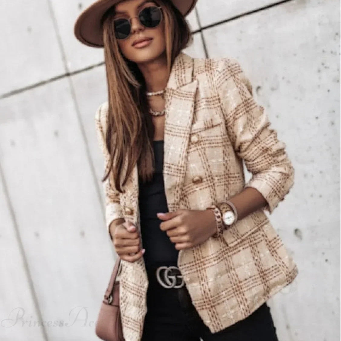 Elegáns, dupla soros, kockás blézer, szűk szabással és hosszú ujjakkal