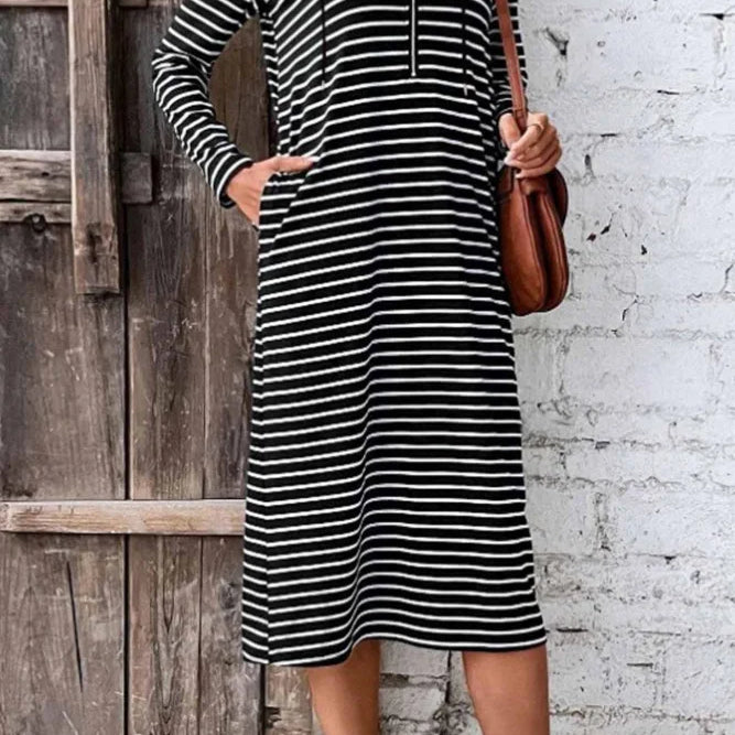 Hosszú ujjú, kapucnis ruha csíkokkal