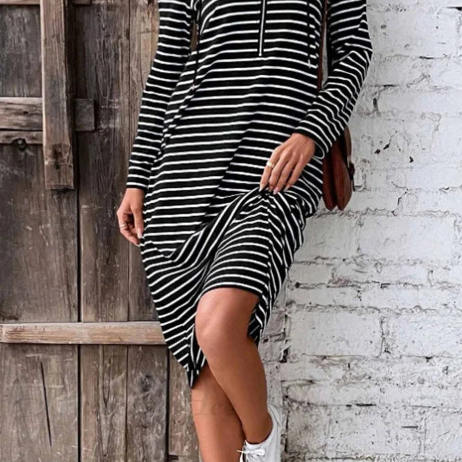 Hosszú ujjú, kapucnis ruha csíkokkal