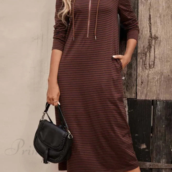 Hosszú ujjú, kapucnis ruha csíkokkal