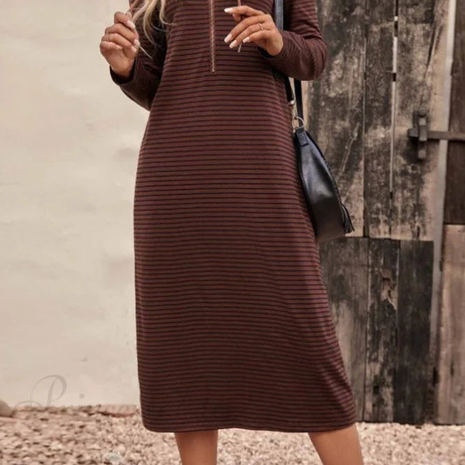 Hosszú ujjú, kapucnis ruha csíkokkal