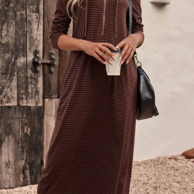 Hosszú ujjú, kapucnis ruha csíkokkal