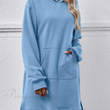 Kapucnis midi ruha hasítékkal és zsebbel