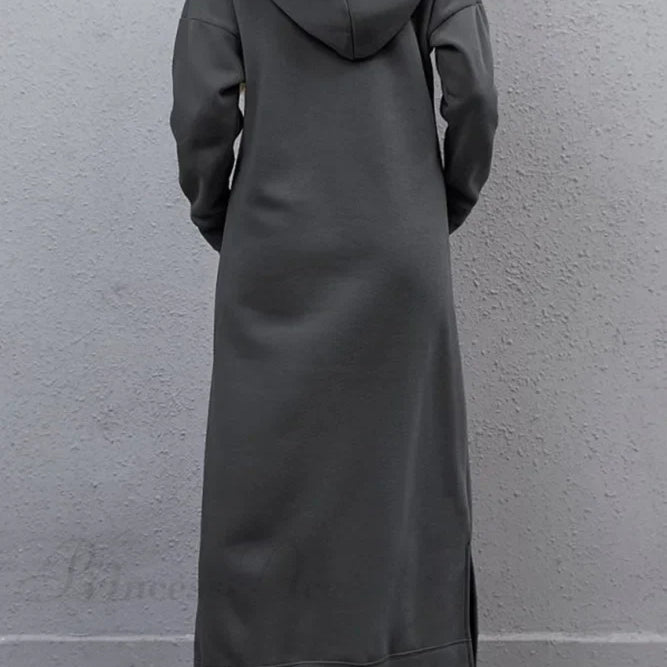 Kapucnis ruha hasítékkal és zsebekkel