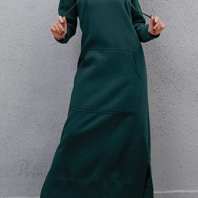 Kapucnis ruha hasítékkal és zsebekkel