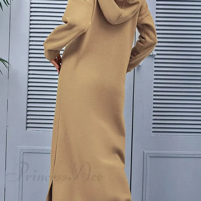 Kapucnis ruha hasítékkal és zsebekkel