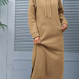 Kapucnis ruha hasítékkal és zsebekkel