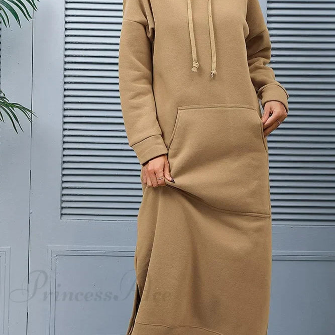 Kapucnis ruha hasítékkal és zsebekkel