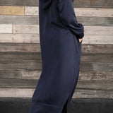 Kapucnis ruha hasítékkal és zsebekkel