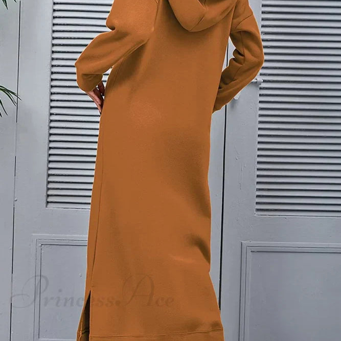 Kapucnis ruha hasítékkal és zsebekkel