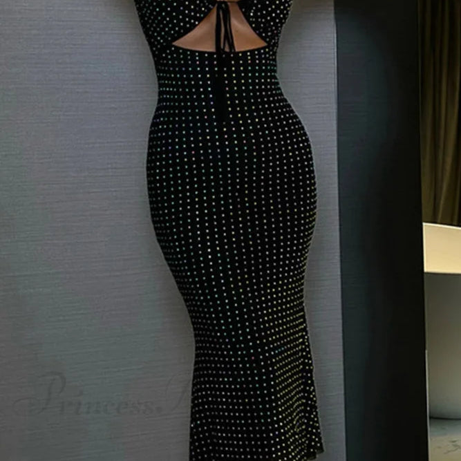 Hálós ruha strasszokkal és kivágásokkal