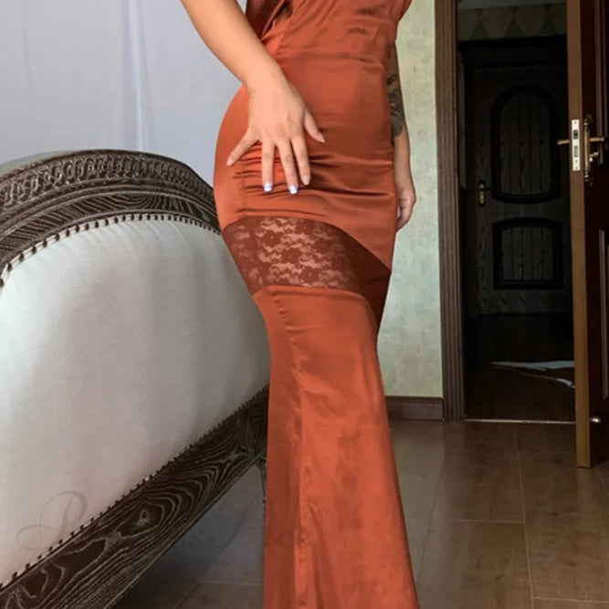 Pánt nélküli szatén és csipke ruha hát nélkül