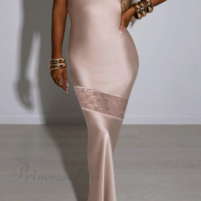 Pánt nélküli szatén és csipke ruha hát nélkül