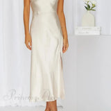 Szatén ruha kámzsás nyakkal és hátul csavart hasítékkal