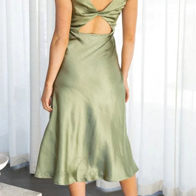 Szatén ruha kámzsás nyakkal és hátul csavart hasítékkal