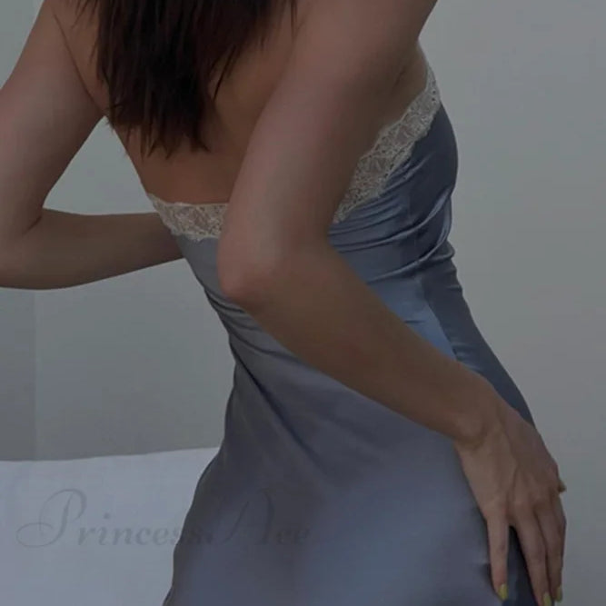 Hát nélküli ruha szaténból és foltvarrásos csipkéből