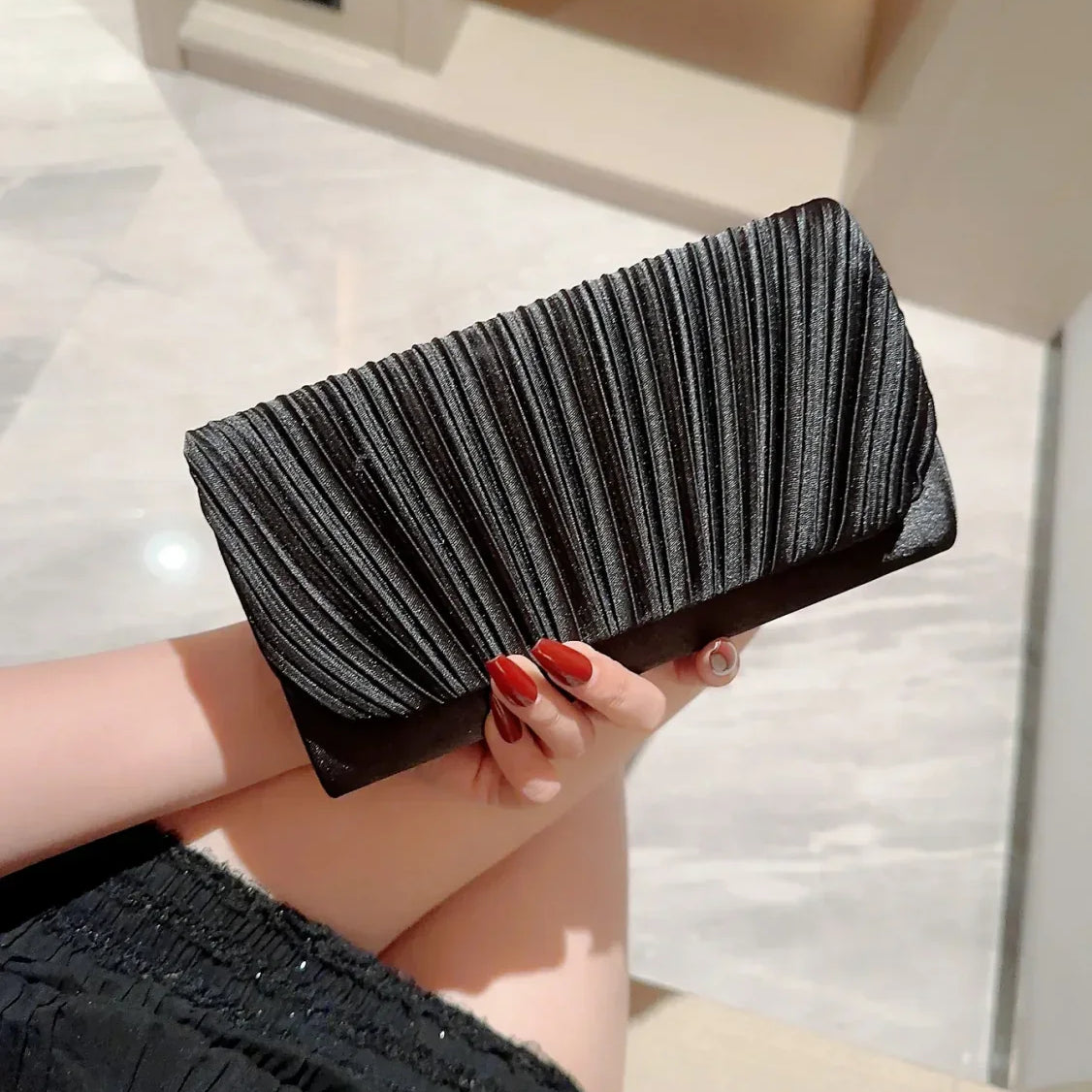 Rakott szatén esküvői estélyi kézitáska strasszokkal díszítve