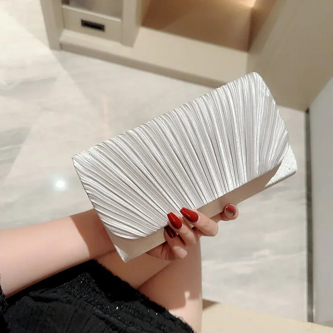 Rakott szatén esküvői estélyi kézitáska strasszokkal díszítve