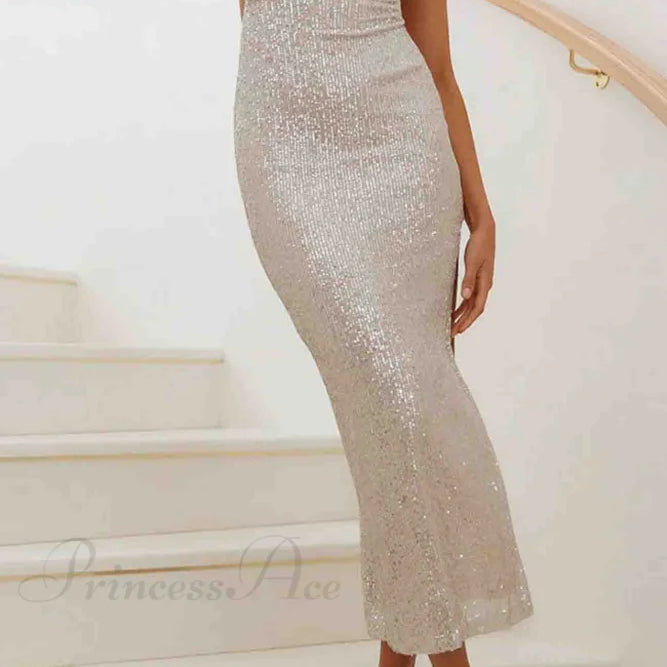 Hát nélküli ruha flitterekkel és szabálytalan pántokkal