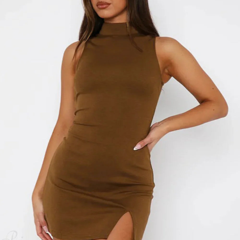 Elegáns ujjatlan miniruha hasítékkal és testhezálló derékkal