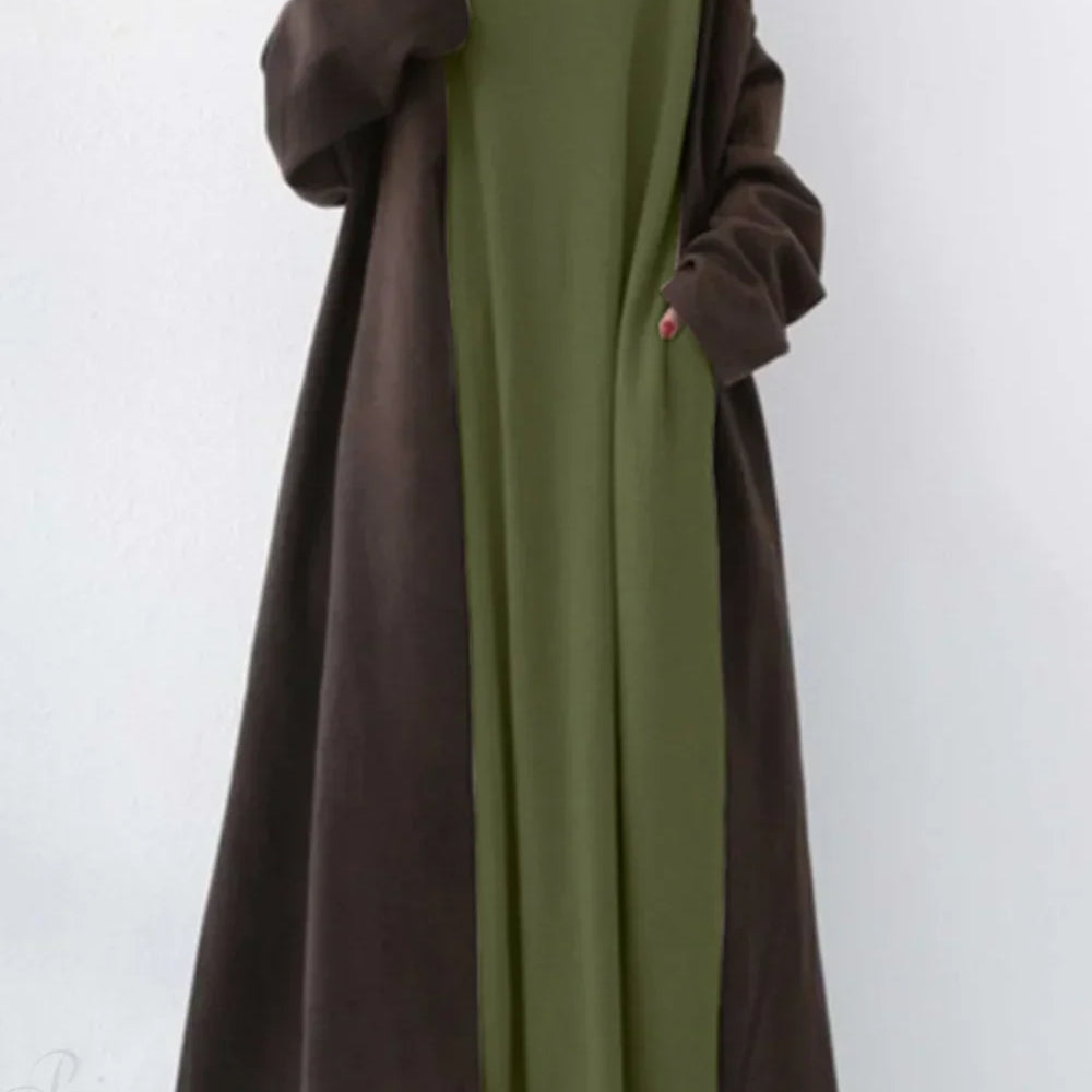 Hasított szegéllyel és V-nyakkal ellátott pulóverruha