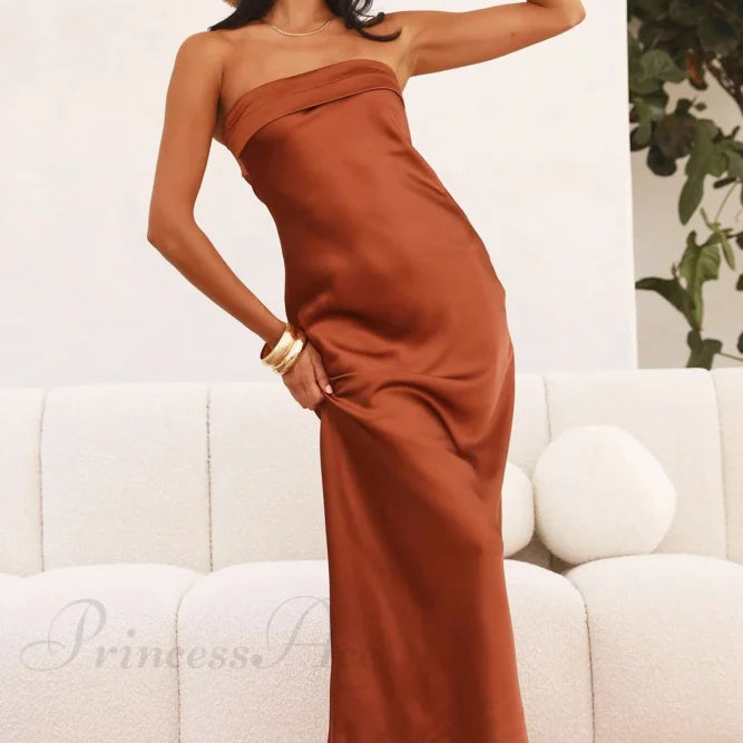 Pánt nélküli ruha egyszerű szaténból