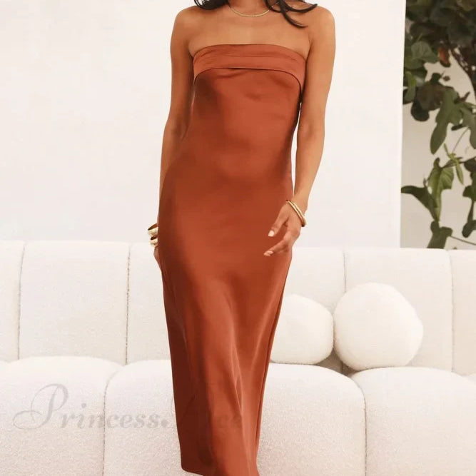 Pánt nélküli ruha egyszerű szaténból