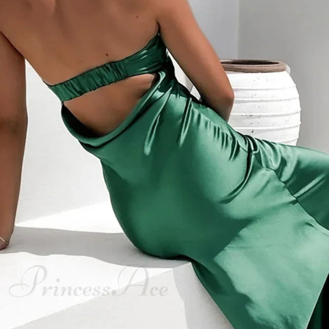 Pánt nélküli ruha egyszerű szaténból