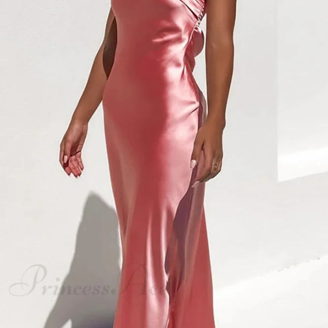 Pánt nélküli ruha egyszerű szaténból