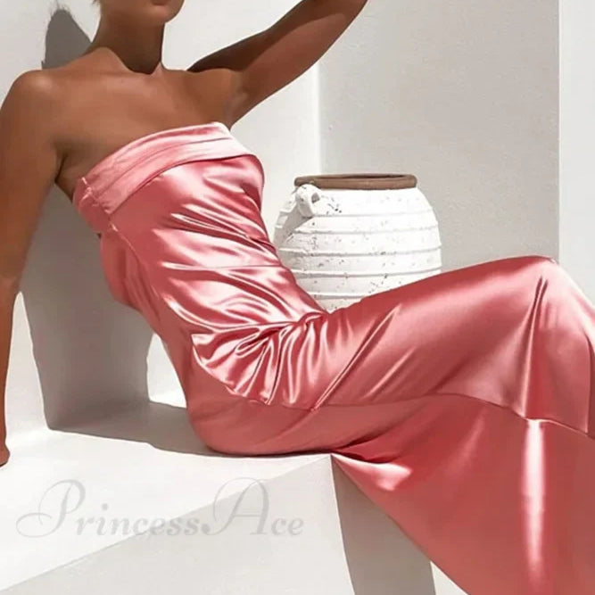 Pánt nélküli ruha egyszerű szaténból