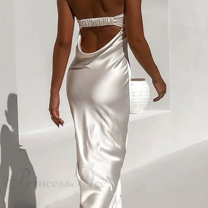 Pánt nélküli ruha egyszerű szaténból