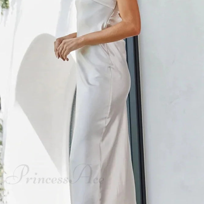 Pánt nélküli ruha egyszerű szaténból