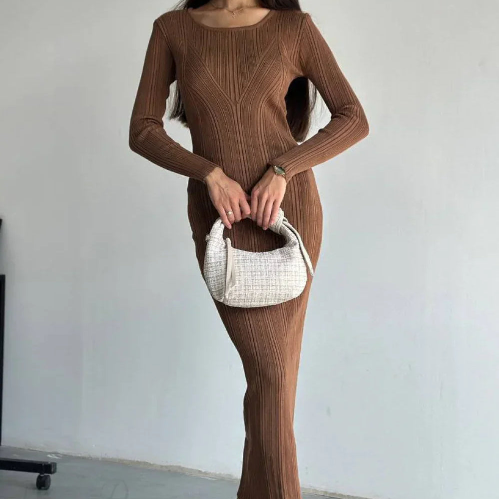 Hosszú ujjú, magas derekú maxi ruha egyszerű kötésű anyagból