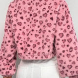 Rövid, bolyhos kabát állógallérral és félcipzárral, leopárdmintás kivitelben